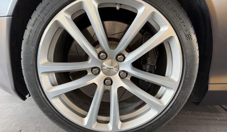 
								Aston Martin DB9 año 2012 lleno									
