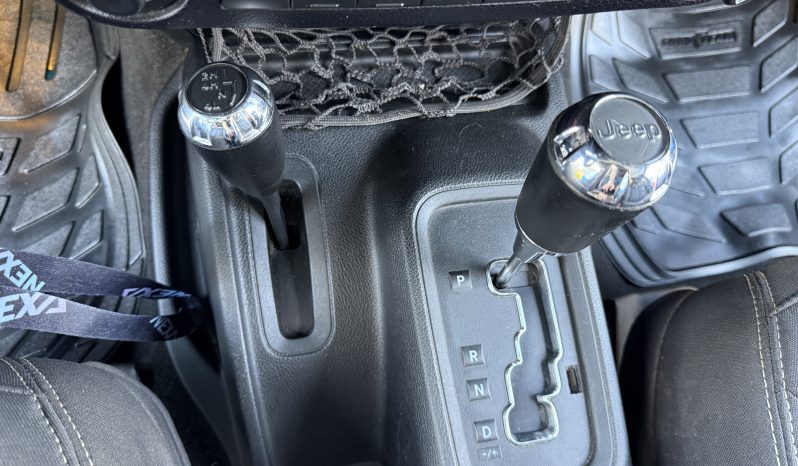 
								JEEP WRANGLER SAHARA 4X4 2015 lleno									